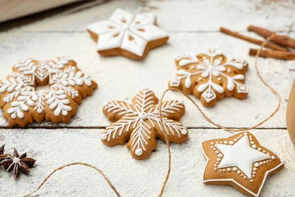 Lahodné Domácí Vánoční Cukroví Mouka Dřevěném Stole Detailní Záběr — Stock fotografie