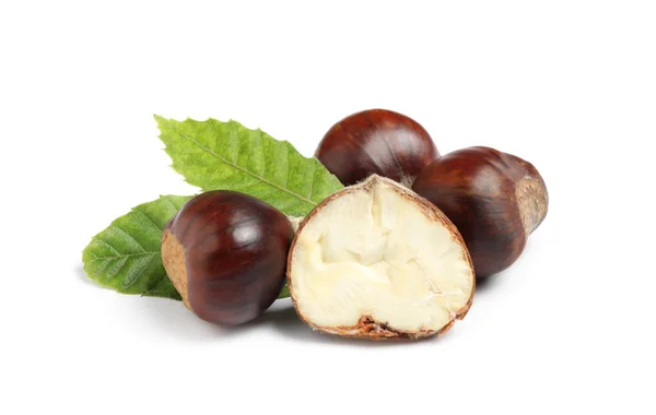 Castagne Fresche Dolci Commestibili Con Foglie Verdi Sfondo Bianco — Foto Stock