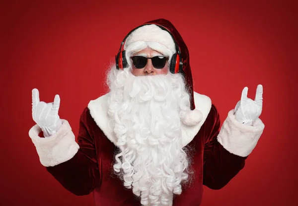 Santa Claus Con Auriculares Escuchando Música Navideña Sobre Fondo Rojo —  Fotos de Stock