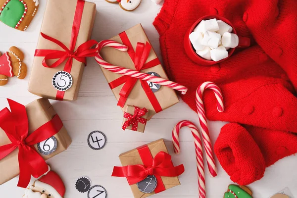 Vlakke Lay Compositie Met Geschenkdozen Kerstlekkernijen Witte Houten Tafel Adventkalender — Stockfoto