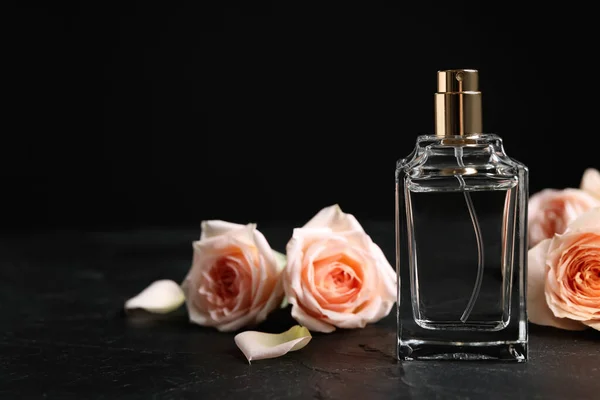 Bottiglia Profumo Belle Rose Sul Tavolo Nero Spazio Testo — Foto Stock