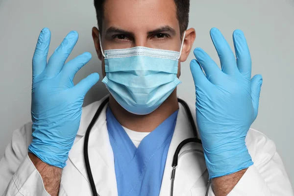 Dokter Beschermend Masker Medische Handschoenen Tegen Lichtgrijze Achtergrond — Stockfoto