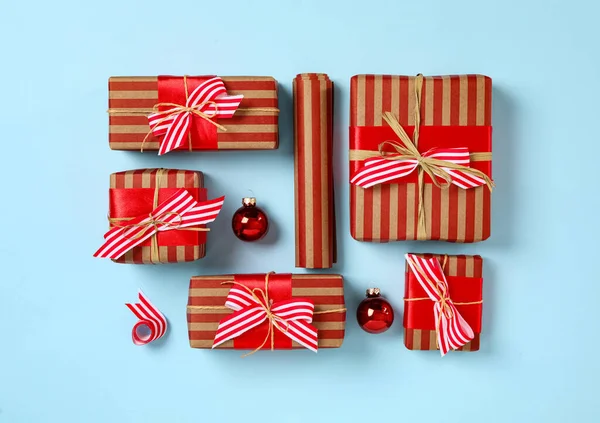 Cadeaudoosjes Kerstballen Lichtblauwe Achtergrond Plat Gelegd — Stockfoto