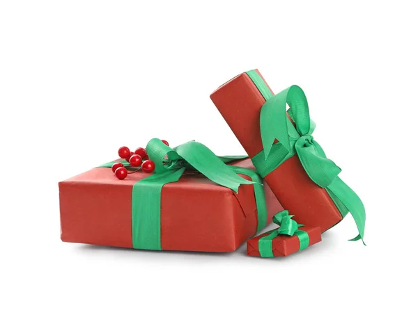 Рождественские Подарки Коробки Зелеными Луками Ягодами Белом Фоне — стоковое фото