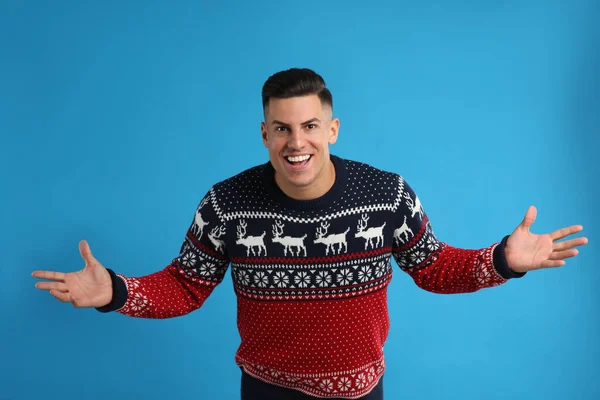 Excited Man Christmas Sweater Blue Background — Stock Photo, Image