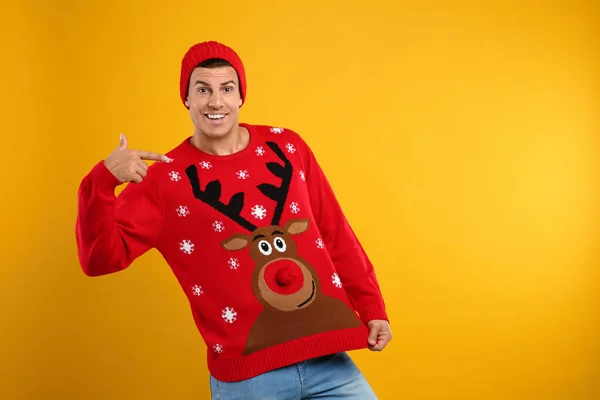 Happy Man Hat Showing His Christmas Sweater Yellow Background — Stock Photo, Image