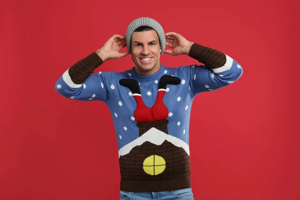 Happy Man Christmas Sweater Hat Red Background — Stock Photo, Image