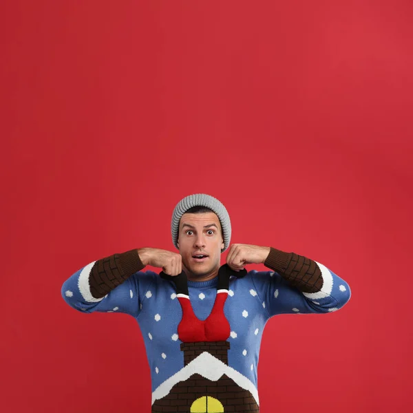 Hombre Sorprendido Sombrero Tirando Santa Decorativo Suéter Navidad Sobre Fondo — Foto de Stock