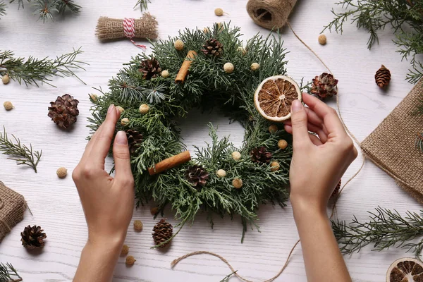 Blommor Gör Vackra Julkrans Vid Vitt Träbord Ovanifrån — Stockfoto