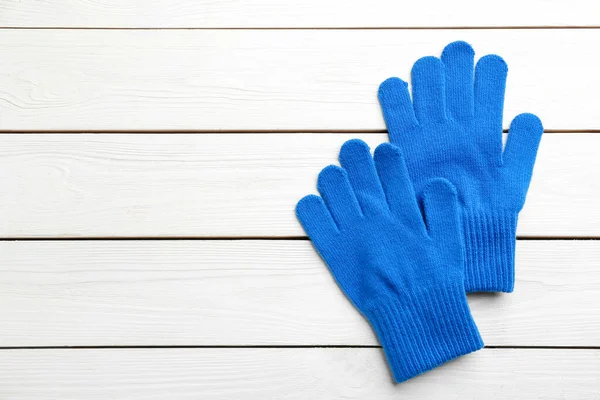 白い木製の背景にスタイリッシュな青い手袋 フラットレイアウト テキストのスペース — ストック写真