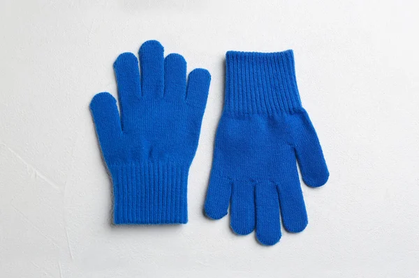 Stilvolle Handschuhe Auf Weißem Hintergrund Flache Lage — Stockfoto