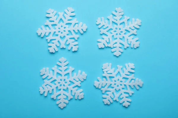 Hermosos Copos Nieve Decorativos Sobre Fondo Azul Claro Planas — Foto de Stock