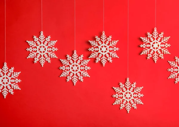 Belos Flocos Neve Decorativos Pendurados Fundo Vermelho — Fotografia de Stock