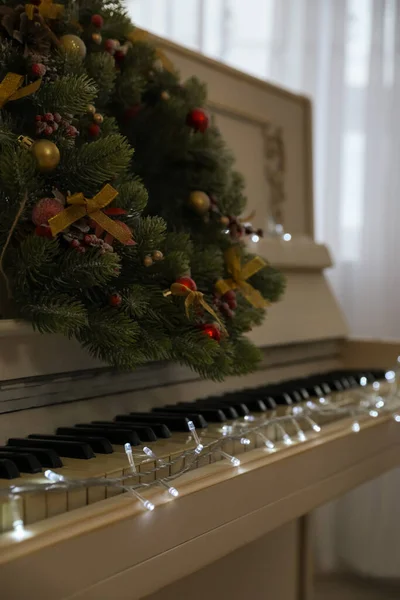 Piano Blanco Con Luces Hadas Corona Decorativa Interior Primer Plano — Foto de Stock