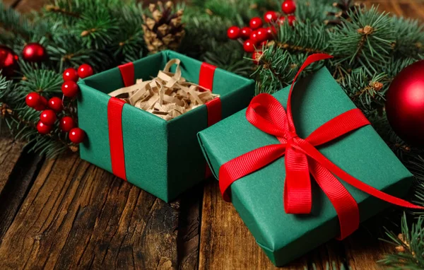 Πράσινο Κουτί Δώρου Χριστουγέννων Κόκκινο Φιόγκο Ξύλινο Τραπέζι — Φωτογραφία Αρχείου