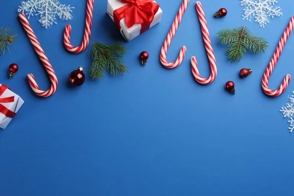 플랫은 캔디와 크리스마스 디오르와 파란색 배경으로 구성되어 원문을 — 스톡 사진
