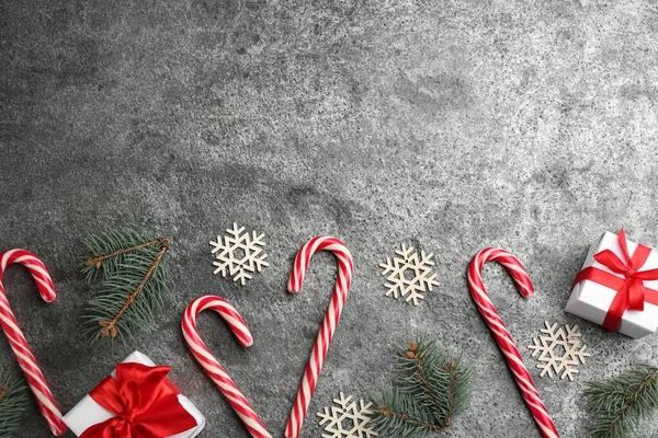 Composición Plana Con Bastones Caramelo Decoración Navideña Sobre Mesa Gris —  Fotos de Stock