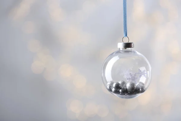 Globo Neve Decorativo Contra Luzes Festivas Borradas Espaço Para Texto — Fotografia de Stock