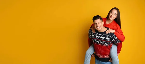 Pareja Jerseys Navideños Sobre Fondo Amarillo Espacio Para Texto — Foto de Stock