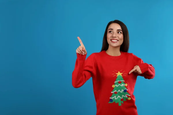 Junge Frau Weihnachtspullover Auf Blauem Hintergrund Platz Für Text — Stockfoto