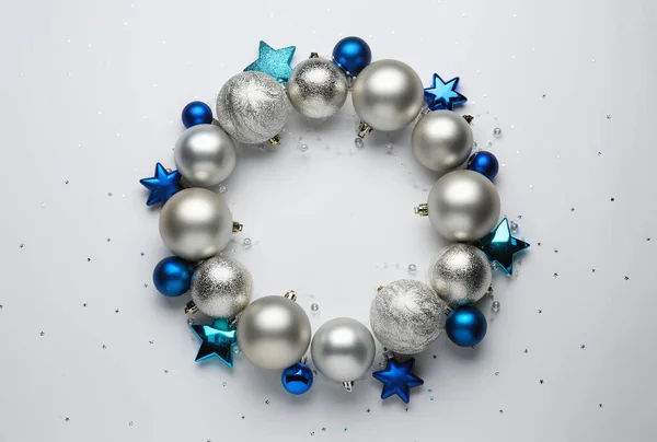 Mooie Feestelijke Krans Gemaakt Van Verschillende Kerstballen Witte Achtergrond Bovenaanzicht — Stockfoto