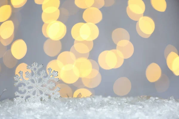 Floco Neve Decorativo Bonito Contra Luzes Festivas Borradas Espaço Para — Fotografia de Stock