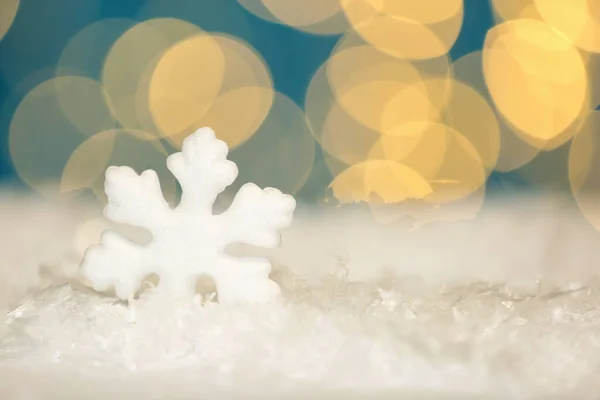 Hermoso Copo Nieve Decorativo Contra Las Luces Borrosas Festivas Espacio — Foto de Stock