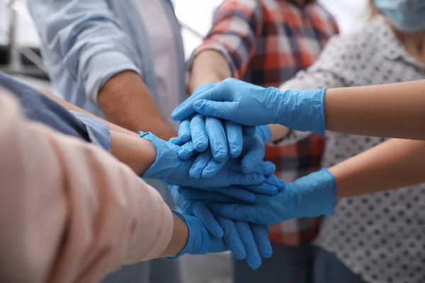 Grupo Pessoas Luvas Médicas Azuis Empilhando Mãos Dentro Casa Close — Fotografia de Stock
