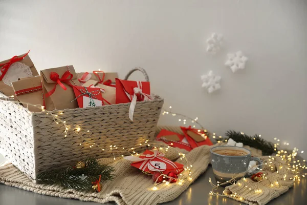 Ajándékok Kávé Karácsonyi Dekoráció Asztalon Adventi Naptár — Stock Fotó