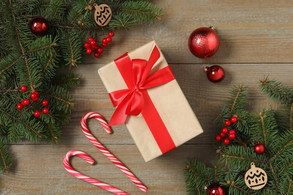 Composição Leigos Planos Com Caixa Presente Natal Decoração Mesa Madeira — Fotografia de Stock