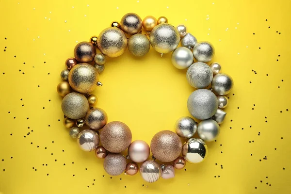 Couronne Lumineuse Festive Faite Boules Noël Sur Fond Jaune Vue — Photo