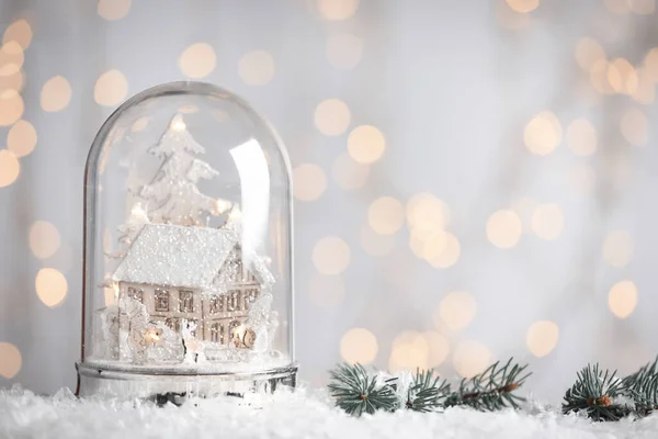 Piękna Kula Śnieżna Przed Rozmazanymi Lampkami Świątecznymi Miejsce Tekst — Zdjęcie stockowe
