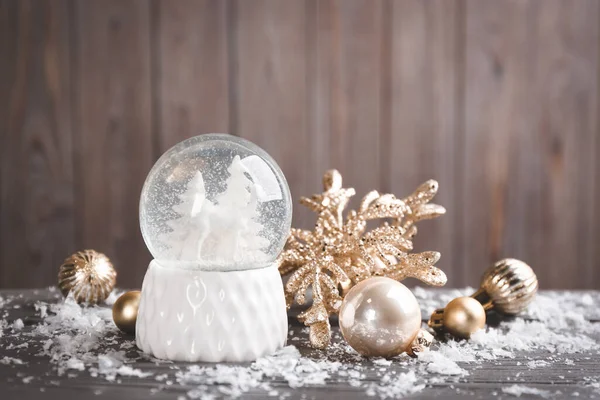 Krásná Sněhová Koule Vánoční Výzdoba Šedém Dřevěném Stole — Stock fotografie