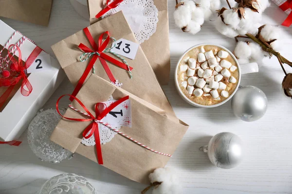 Platte Lay Compositie Met Kerstcadeaus Kopje Marshmallow Cacao Feestelijke Inrichting — Stockfoto