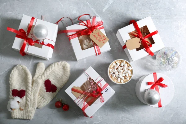 Vlakke Lay Compositie Met Kerstcadeaus Kopje Marshmallow Cacao Feestelijke Decor — Stockfoto