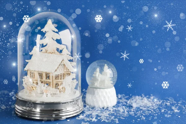 Mooie Kerst Sneeuwbollen Blauwe Achtergrond Bokeh Effect Ruimte Voor Tekst — Stockfoto