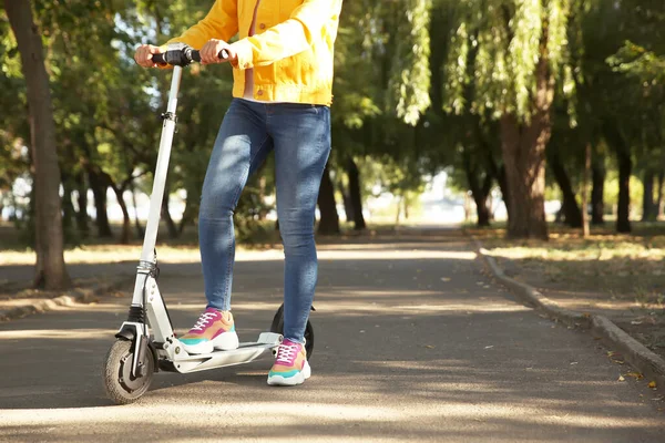 Kobieta Jeżdżąca Skuterze Elektrycznym Zewnątrz Miejsce Tekst — Zdjęcie stockowe