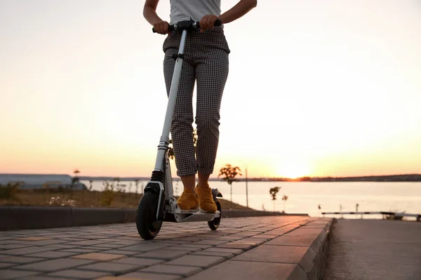 Mujer Montando Patada Eléctrica Scooter Aire Libre Atardecer Primer Plano —  Fotos de Stock