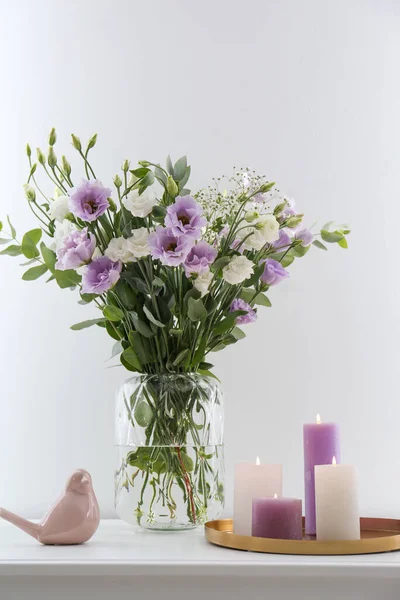 Ramillete Hermosas Flores Eustoma Sobre Mesa Blanca —  Fotos de Stock