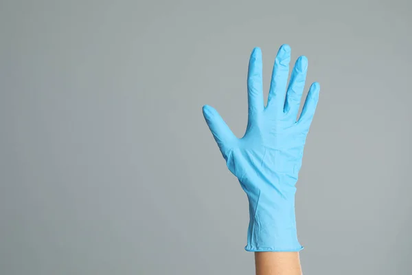 Dokter Met Medische Handschoenen Grijze Achtergrond Close Ruimte Voor Tekst — Stockfoto