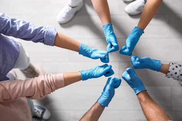 Gruppo Persone Guanti Medici Blu Che Mostrano Pollici Alto All — Foto Stock