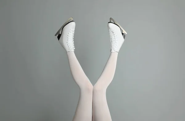 Žena Elegantní Bílé Brusle Šedém Pozadí Detailní Záběr Nohy — Stock fotografie