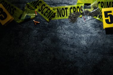 Gri taş arkaplan üzerinde kanıt ve suç mahalli bandı içeren düz kompozisyon, metin için boşluk