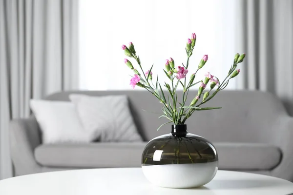リビングルームのテーブルの上に美しいカーネーションの花と花瓶 テキストのためのスペース インテリアデザインのスタイリッシュな要素 — ストック写真