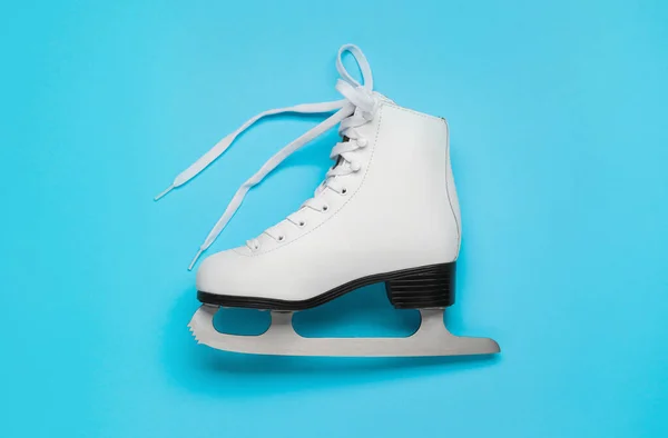 Eiskunstlauf Auf Hellblauem Hintergrund Draufsicht — Stockfoto