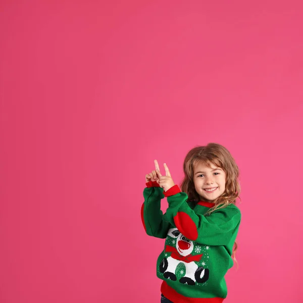 Cute Little Girl Green Christmas Sweater Pointing Pink Background Space — Stock Photo, Image