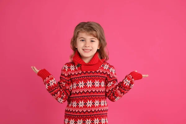 Linda Niña Jersey Rojo Navidad Sonriendo Sobre Fondo Rosa —  Fotos de Stock