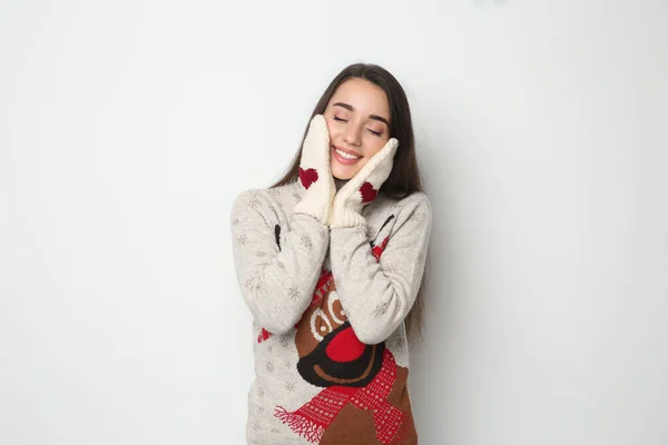 Noel Süveteri Beyaz Arka Planda Eldivenleri Olan Genç Bir Kadın — Stok fotoğraf