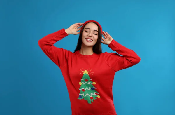 Mujer Joven Jersey Navidad Sombrero Sobre Fondo Azul —  Fotos de Stock