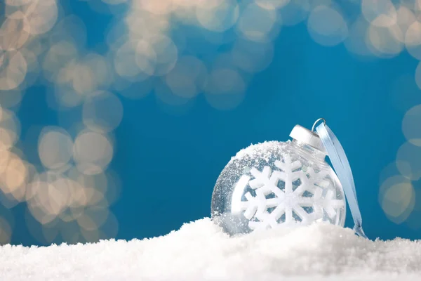 装饰雪球与雪花与模糊的节日灯火 案文的篇幅 — 图库照片
